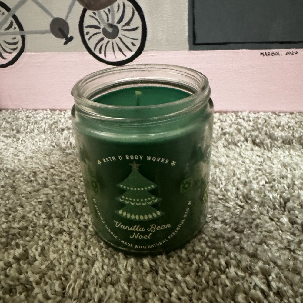 BRAND NEW Bath & Body Works Vanilla Bean Noel Candle - Picture 2 of 2